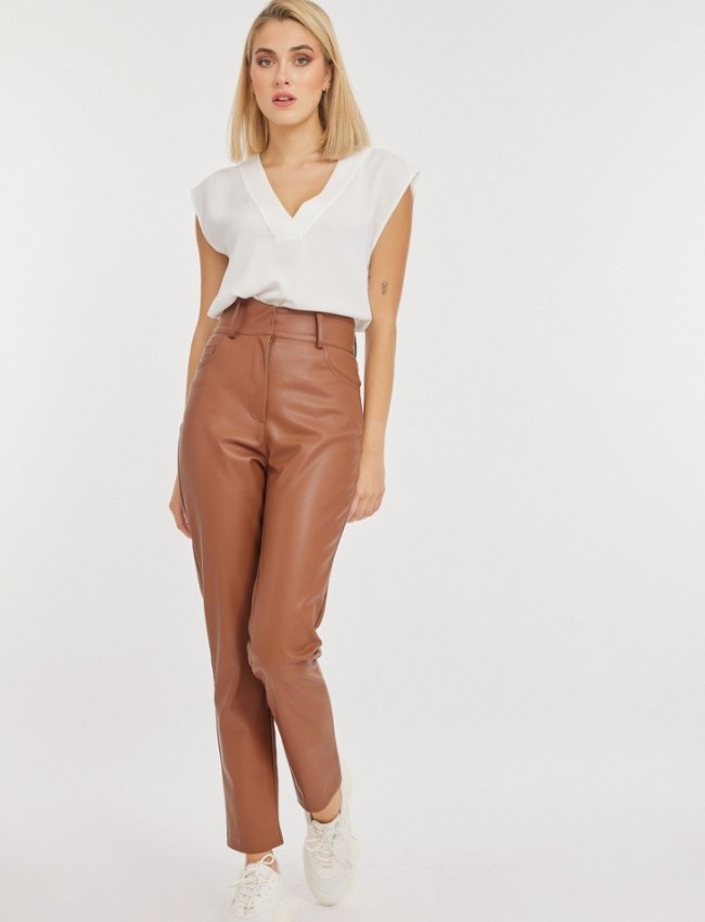 Ταμπά ψηλόμεσο faux-leather FLAVIE παντελόνι σε στενή γραμμή, με μύτες στην μπάσκα, εσωτερικό κρυφό κούμπωμα και τετράγωνες τσέπες πίσω Mind Matter