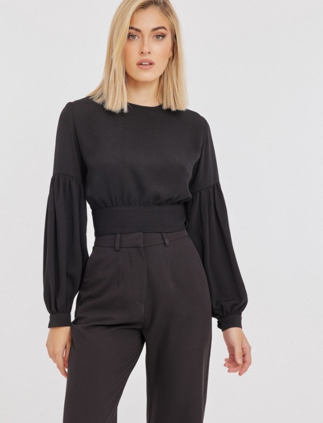 Μαύρη μακρυμάνικη cropped HAILEY μπλούζα με κλειστή στρογγυλή λαιμόκοψη, ανάποδο κρουαζέ στην πλάτη με δέσιμο και σούρες στα μανίκια Mind Matter