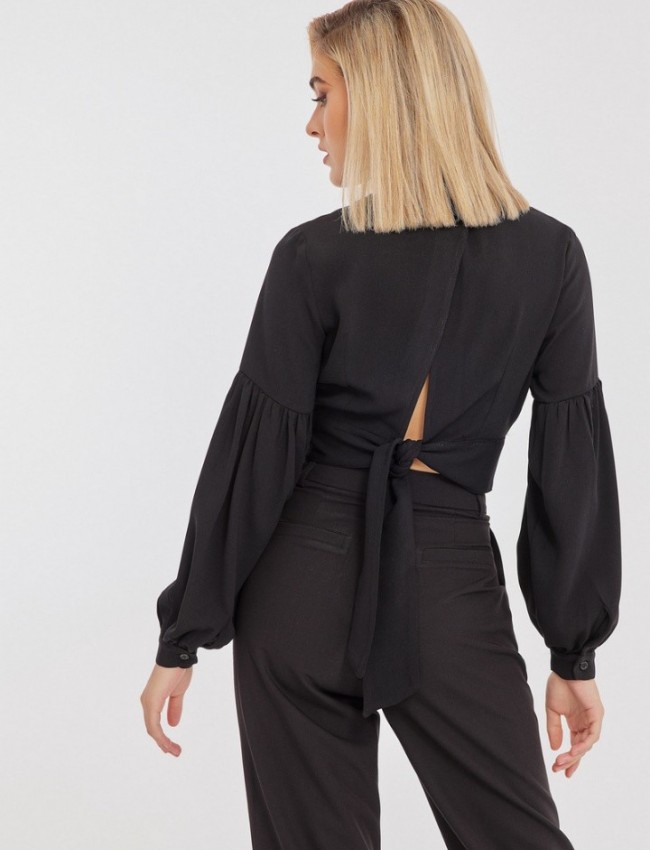 Μαύρη μακρυμάνικη cropped HAILEY μπλούζα με κλειστή στρογγυλή λαιμόκοψη, ανάποδο κρουαζέ στην πλάτη με δέσιμο και σούρες στα μανίκια Mind Matter