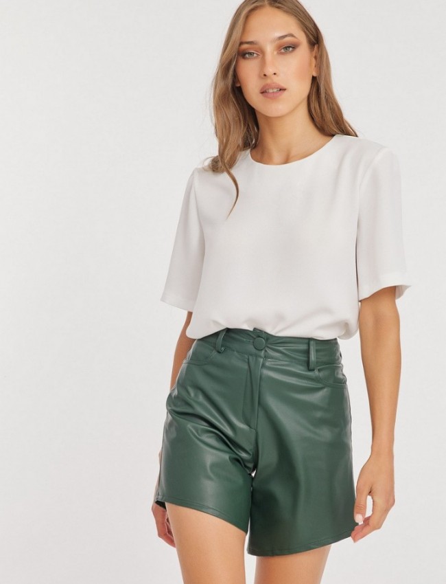 Πράσινο ψηλόμεσο faux-leather JOELLE σορτς με ασύμμετρο τελείωμα στα πλαϊνά, μπροστινές στρογγυλεμένες τσέπες και κλείσιμο με κουμπί και φερμουάρ Mind Matter