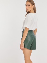 Πράσινο ψηλόμεσο faux-leather JOELLE σορτς με ασύμμετρο τελείωμα στα πλαϊνά, μπροστινές στρογγυλεμένες τσέπες και κλείσιμο με κουμπί και φερμουάρ Mind Matter