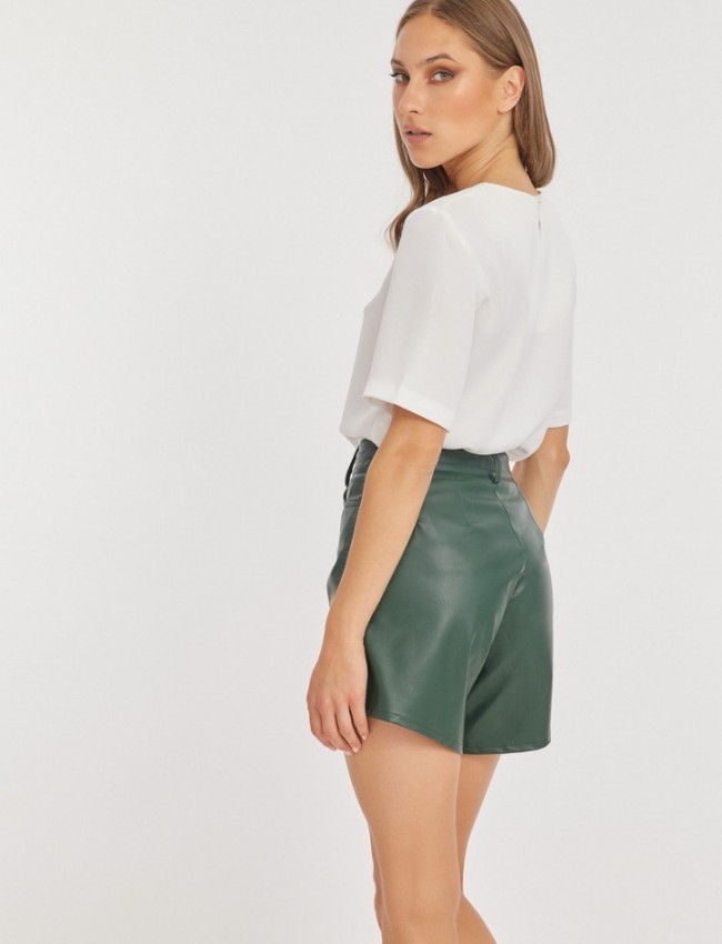 Πράσινο ψηλόμεσο faux-leather JOELLE σορτς με ασύμμετρο τελείωμα στα πλαϊνά, μπροστινές στρογγυλεμένες τσέπες και κλείσιμο με κουμπί και φερμουάρ Mind Matter