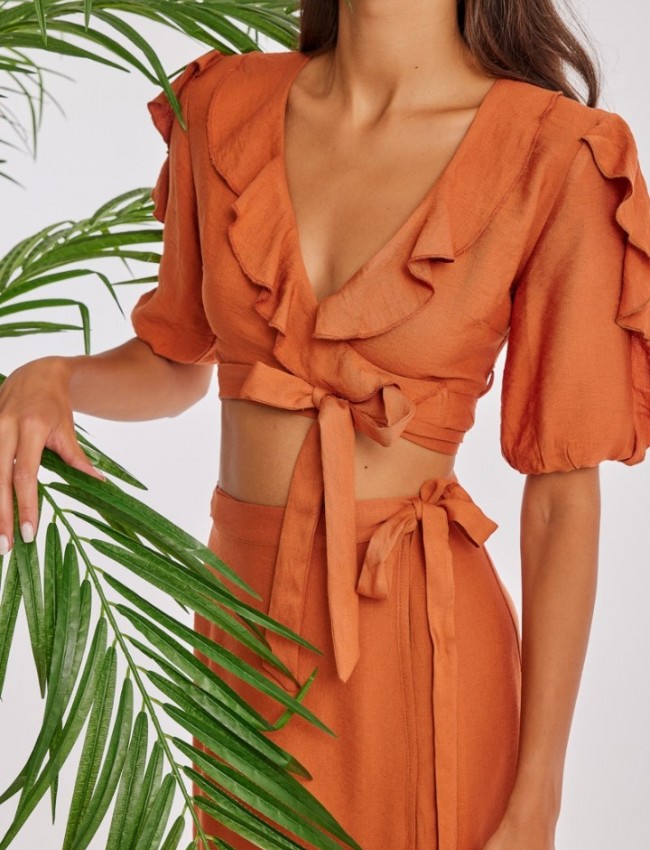 Εκάι κοντομάνικη κρουαζέ cropped VERA μπλούζα με βολάν στη λαιμόκοψη, βολάν στα μανίκια και δέσιμο στο πλάι Mind Matter