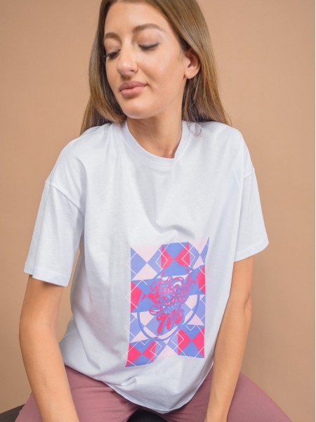 Λευκό κοντομάνικο βαμβακερό t-shirt σε ίσια γραμμή, στρογγυλή λαιμόκοψη και τύπωμα "TAKE ME BACK TO THE 70' " Never on Sunday