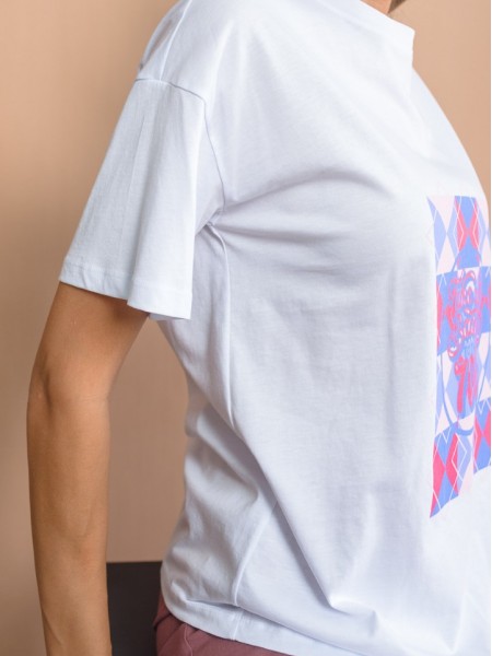 Λευκό κοντομάνικο βαμβακερό t-shirt σε ίσια γραμμή, στρογγυλή λαιμόκοψη και τύπωμα "TAKE ME BACK TO THE 70' " Never on Sunday