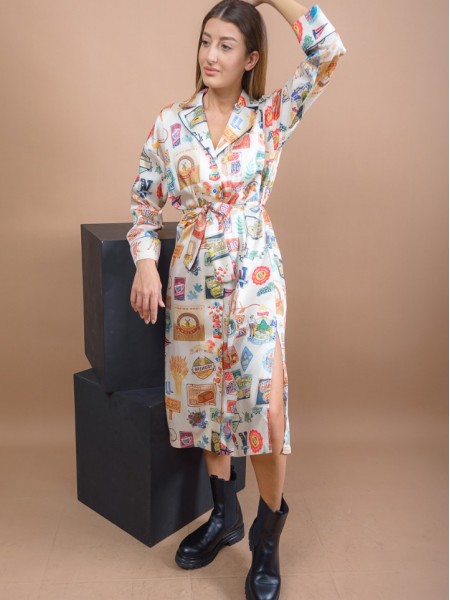 Εμπριμέ εκρού ματ σατέν shirt-look midi φόρεμα με ιδιαίτερα τυπώματα, πετρόλ ρέλι στα τελειώματα, κουφόπιετα στην πλάτη και ανοίγματα στα πλαϊνά Never on Sunday