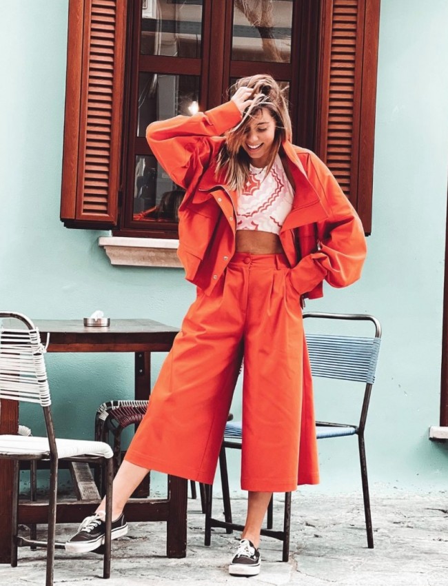 Πορτοκαλί oversized cropped jacket με όρθιο γιακά, μεγάλες μπροστινές τσέπες, φαρδιά μανίκια και λάστιχο πίσω στη μέση Never on Sunday