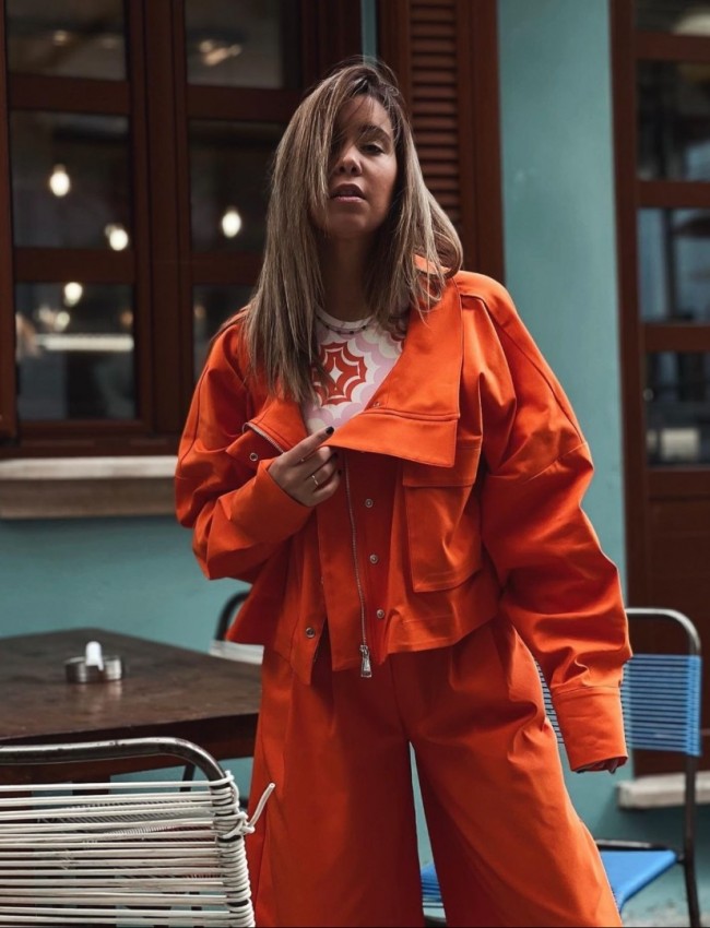 Πορτοκαλί oversized cropped jacket με όρθιο γιακά, μεγάλες μπροστινές τσέπες, φαρδιά μανίκια και λάστιχο πίσω στη μέση Never on Sunday