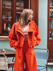 Πορτοκαλί oversized cropped jacket με όρθιο γιακά, μεγάλες μπροστινές τσέπες, φαρδιά μανίκια και λάστιχο πίσω στη μέση Never on Sunday