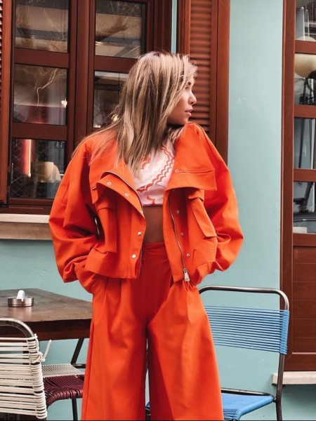 Πορτοκαλί oversized cropped jacket με όρθιο γιακά, μεγάλες μπροστινές τσέπες, φαρδιά μανίκια και λάστιχο πίσω στη μέση Never on Sunday