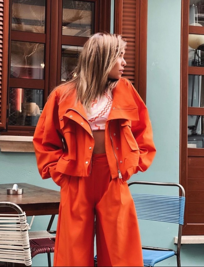 Πορτοκαλί oversized cropped jacket με όρθιο γιακά, μεγάλες μπροστινές τσέπες, φαρδιά μανίκια και λάστιχο πίσω στη μέση Never on Sunday