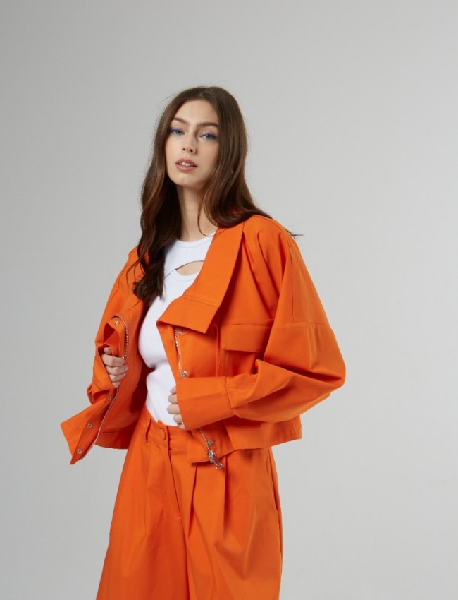 Πορτοκαλί oversized cropped jacket με όρθιο γιακά, μεγάλες μπροστινές τσέπες, φαρδιά μανίκια και λάστιχο πίσω στη μέση Never on Sunday