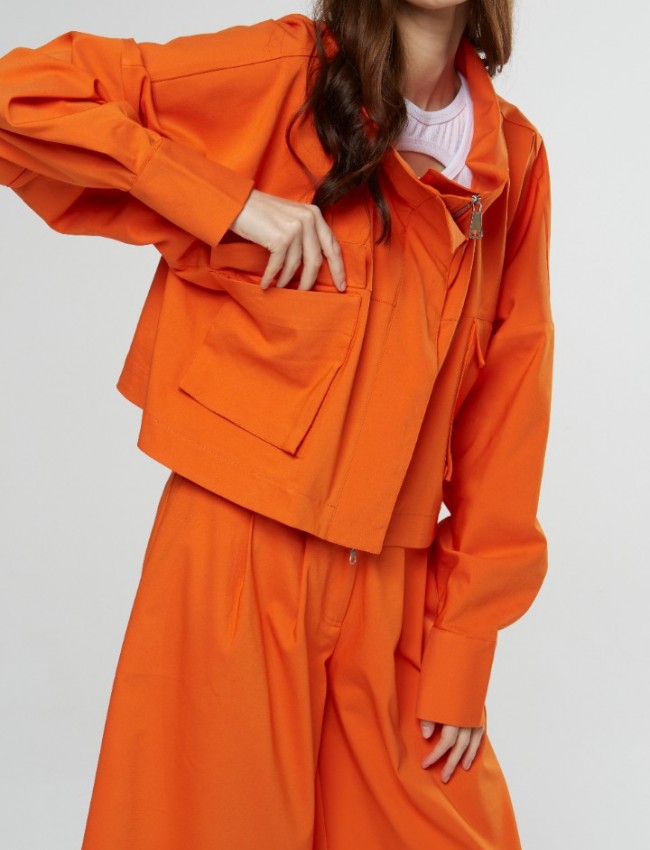 Πορτοκαλί oversized cropped jacket με όρθιο γιακά, μεγάλες μπροστινές τσέπες, φαρδιά μανίκια και λάστιχο πίσω στη μέση Never on Sunday