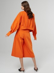 Πορτοκαλί oversized cropped jacket με όρθιο γιακά, μεγάλες μπροστινές τσέπες, φαρδιά μανίκια και λάστιχο πίσω στη μέση Never on Sunday