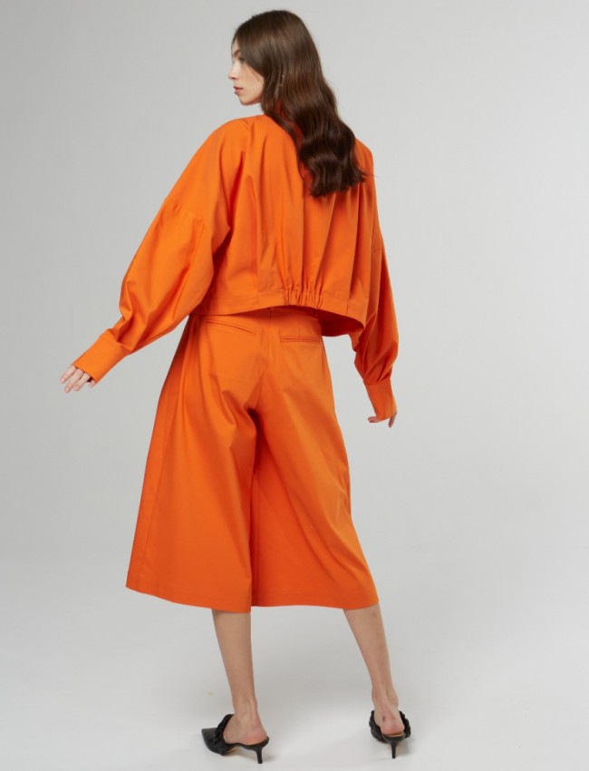 Πορτοκαλί oversized cropped jacket με όρθιο γιακά, μεγάλες μπροστινές τσέπες, φαρδιά μανίκια και λάστιχο πίσω στη μέση Never on Sunday