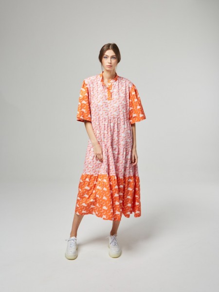 Εμπριμέ πορτοκαλί midi oversized φόρεμα με συνδυασμό υφασμάτων, βολάν σε επίπεδα και μάο γιακά Never on Sunday