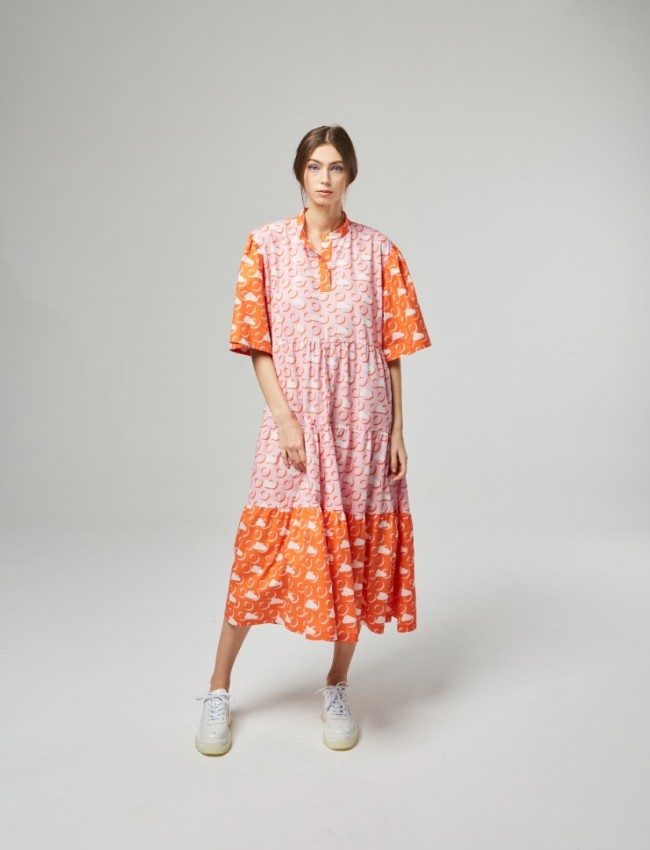 Εμπριμέ πορτοκαλί midi oversized φόρεμα με συνδυασμό υφασμάτων, βολάν σε επίπεδα και μάο γιακά Never on Sunday