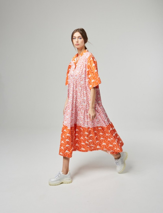 Εμπριμέ πορτοκαλί midi oversized φόρεμα με συνδυασμό υφασμάτων, βολάν σε επίπεδα και μάο γιακά Never on Sunday
