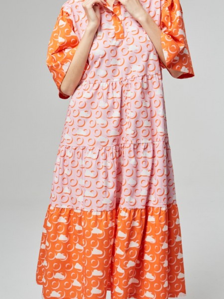Εμπριμέ πορτοκαλί midi oversized φόρεμα με συνδυασμό υφασμάτων, βολάν σε επίπεδα και μάο γιακά Never on Sunday