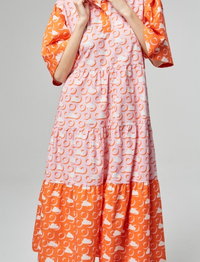 Εμπριμέ πορτοκαλί midi oversized φόρεμα με συνδυασμό υφασμάτων, βολάν σε επίπεδα και μάο γιακά Never on Sunday