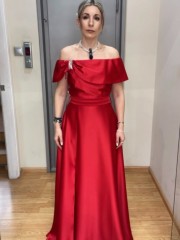 Κόκκινο κοντομάνικο σατέν maxi φόρεμα σε κλος γραμμή, με έξω ώμους, μπροστινό άνοιγμα, λεπτομέρειες με στρας και αποσπώμενη υφασμάτινη ζώνη Personal