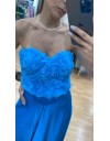 Γαλάζια strapless μπλούζα-μπούστο, ανάγλυφα  τούλινα λουλούδια μπροστά , αποσπώμενες σατέν τιράντες, μονόχρωμη σατέν πλάτη και κλείσιμο με φερμουάρ πίσω Personal 