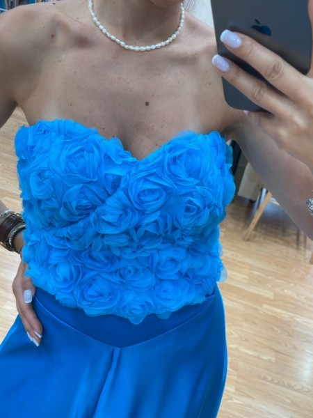 Γαλάζια strapless μπλούζα-μπούστο, ανάγλυφα  τούλινα λουλούδια μπροστά , αποσπώμενες σατέν τιράντες, μονόχρωμη σατέν πλάτη και κλείσιμο με φερμουάρ πίσω Personal 