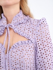 Λιλά κοντομάνικο κοντό φόρεμα από broderie δαντέλα, με όρθιο γιακά, κλείσιμο μπροστά με κορδόνι και διάτρητο μανίκι Mind Matter