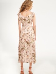 Floral printed ροζ σατέν αμάνικο midi φόρεμα με βολάν στους ώμους, τετράγωνη λαιμόκοψη και μικρές σούρες στην σταθερή μπάσκα στη μέση Badoo