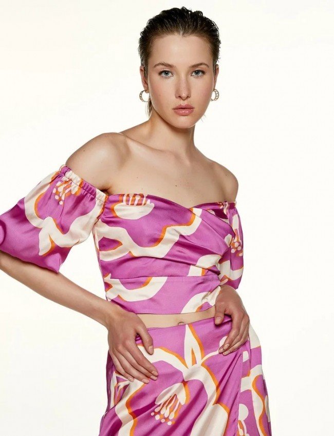 Floral printed φούξια σατέν κοντομάνικη μπλούζα με έξω ώμους, σούρες μπροστά και κλείσιμο με φερμουάρ στην πλάτη Access