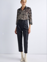 Μαύρο ψηλόμεσο faux-leather παντελόνι με μπάσκα στην μέση. μπροστινές πιέτες, πλαϊνές τσέπες και αποσπώμενη υφασμάτινη ζώνη Attrattivo