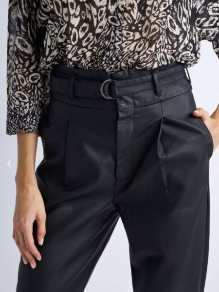 Μαύρο ψηλόμεσο faux-leather παντελόνι με μπάσκα στην μέση. μπροστινές πιέτες, πλαϊνές τσέπες και αποσπώμενη υφασμάτινη ζώνη Attrattivo