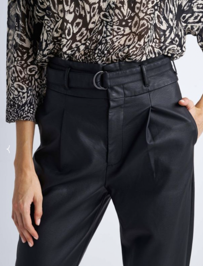 Μαύρο ψηλόμεσο faux-leather παντελόνι με μπάσκα στην μέση. μπροστινές πιέτες, πλαϊνές τσέπες και αποσπώμενη υφασμάτινη ζώνη Attrattivo
