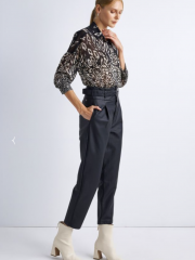 Μαύρο ψηλόμεσο faux-leather παντελόνι με μπάσκα στην μέση. μπροστινές πιέτες, πλαϊνές τσέπες και αποσπώμενη υφασμάτινη ζώνη Attrattivo