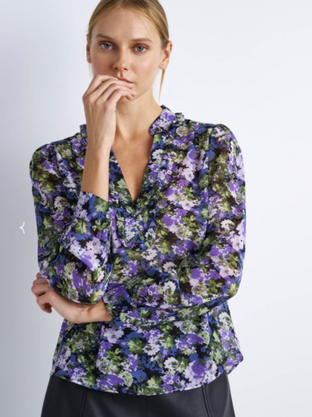 Floral printed μωβ μακρυμάνικη ημιδιάφανη μπλούζα με μικρά βολάν και κουμπιά στην V-λαιμόκοψη, κουφόπιετα στην πλάτη και φαρδιά μανίκια Attrattivo 