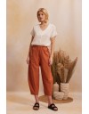 Τερρακότα  ψηλόμεσο slouchy-fit AVA_1 παντελόνι με λάστιχο στην μέση, διακοσμητικές ραφές, πλαινές τσέπες και πατιλέτες πίσω Namaste