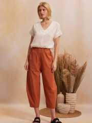 Τερρακότα  ψηλόμεσο slouchy-fit AVA_1 παντελόνι με λάστιχο στην μέση, διακοσμητικές ραφές, πλαινές τσέπες και πατιλέτες πίσω Namaste