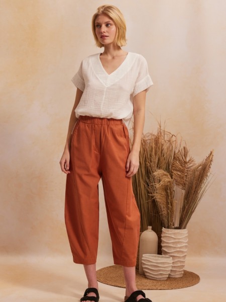 Τερρακότα  ψηλόμεσο slouchy-fit AVA_1 παντελόνι με λάστιχο στην μέση, διακοσμητικές ραφές, πλαινές τσέπες και πατιλέτες πίσω Namaste