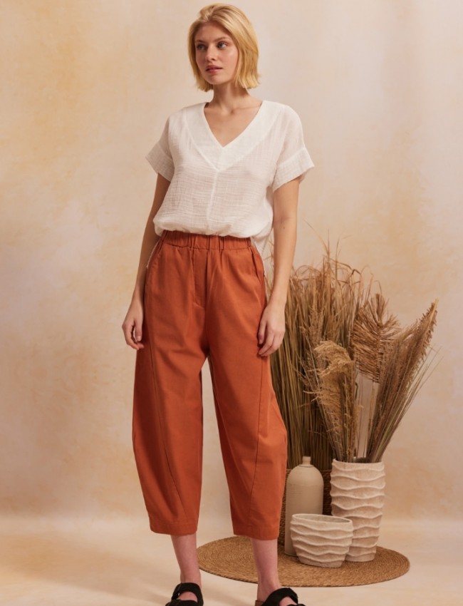 Τερρακότα  ψηλόμεσο slouchy-fit AVA_1 παντελόνι με λάστιχο στην μέση, διακοσμητικές ραφές, πλαινές τσέπες και πατιλέτες πίσω Namaste