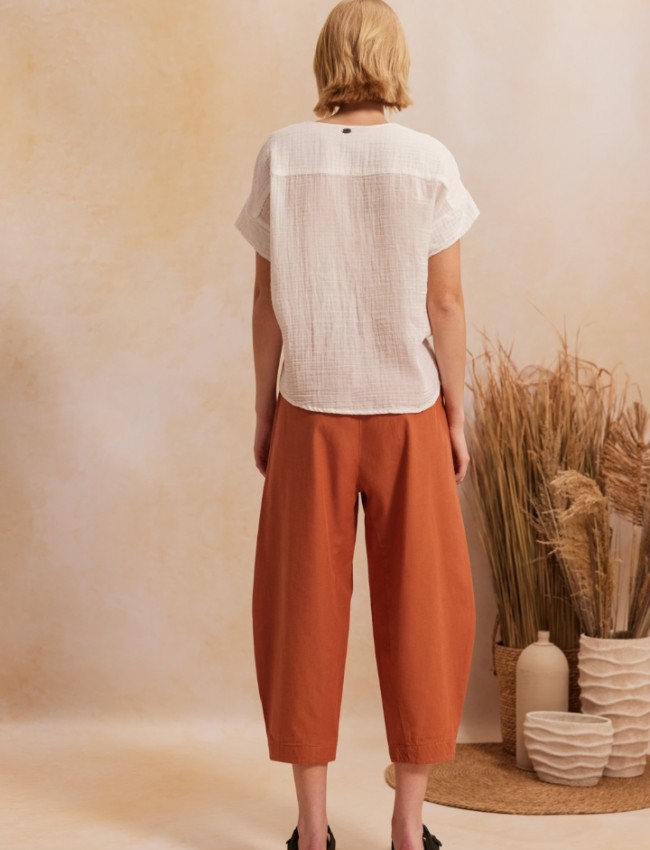 Τερρακότα  ψηλόμεσο slouchy-fit AVA_1 παντελόνι με λάστιχο στην μέση, διακοσμητικές ραφές, πλαινές τσέπες και πατιλέτες πίσω Namaste