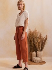 Τερρακότα  ψηλόμεσο slouchy-fit AVA_1 παντελόνι με λάστιχο στην μέση, διακοσμητικές ραφές, πλαινές τσέπες και πατιλέτες πίσω Namaste