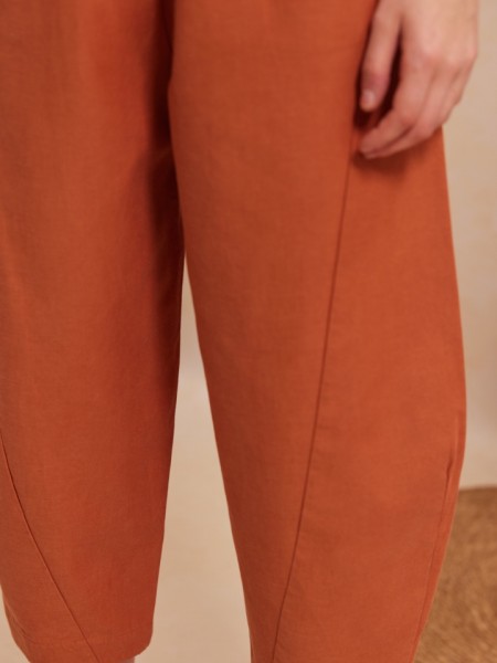 Τερρακότα  ψηλόμεσο slouchy-fit AVA_1 παντελόνι με λάστιχο στην μέση, διακοσμητικές ραφές, πλαινές τσέπες και πατιλέτες πίσω Namaste