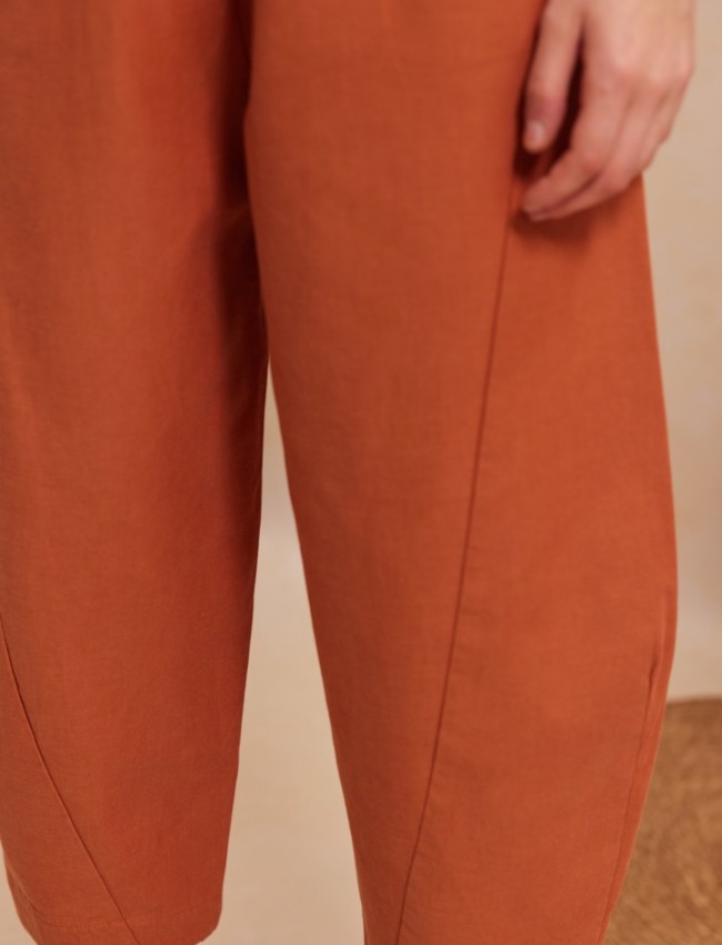 Τερρακότα  ψηλόμεσο slouchy-fit AVA_1 παντελόνι με λάστιχο στην μέση, διακοσμητικές ραφές, πλαινές τσέπες και πατιλέτες πίσω Namaste