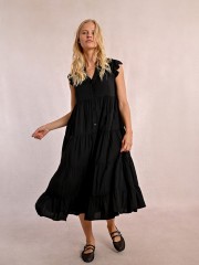 Μαύρο κοντομάνικο midi φόρεμα σε κλος γραμμή, μικρό V-άνοιγμα στον μάο γιακά, μπροστινό κλείσιμο με κουμπιά και  βολάν στα μανίκια και σούρες σε επίπεδα Molly Bracken