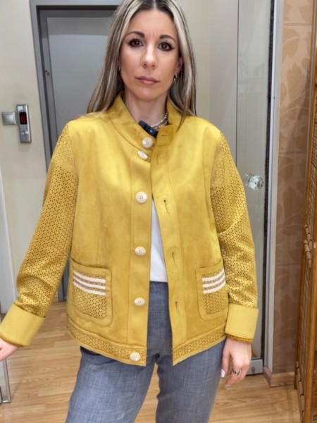 Μουσταρδί suede  jacket, με μάο λαιμόκοψη, διάτρητο σχέδιο στα μανίκια, τετράγωνες μπροστινές τσέπες και κλείσιμο με κουμπιά μπροστά Rever  