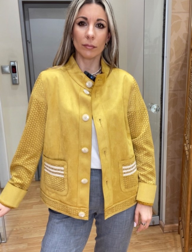 Μουσταρδί suede  jacket, με μάο λαιμόκοψη, διάτρητο σχέδιο στα μανίκια, τετράγωνες μπροστινές τσέπες και κλείσιμο με κουμπιά μπροστά Rever  