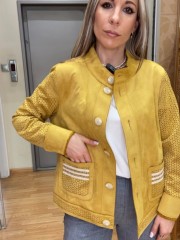 Μουσταρδί suede  jacket, με μάο λαιμόκοψη, διάτρητο σχέδιο στα μανίκια, τετράγωνες μπροστινές τσέπες και κλείσιμο με κουμπιά μπροστά Rever  