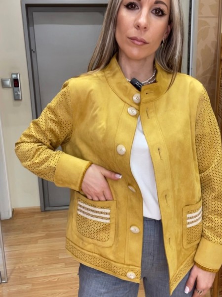 Μουσταρδί suede  jacket, με μάο λαιμόκοψη, διάτρητο σχέδιο στα μανίκια, τετράγωνες μπροστινές τσέπες και κλείσιμο με κουμπιά μπροστά Rever  