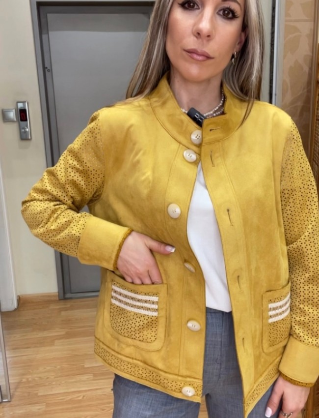Μουσταρδί suede  jacket, με μάο λαιμόκοψη, διάτρητο σχέδιο στα μανίκια, τετράγωνες μπροστινές τσέπες και κλείσιμο με κουμπιά μπροστά Rever  