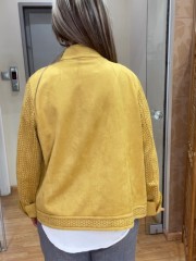Μουσταρδί suede  jacket, με μάο λαιμόκοψη, διάτρητο σχέδιο στα μανίκια, τετράγωνες μπροστινές τσέπες και κλείσιμο με κουμπιά μπροστά Rever  